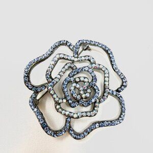 🆕 On Trend Lite Saphire Rose Cluster Crystal Accent Pin